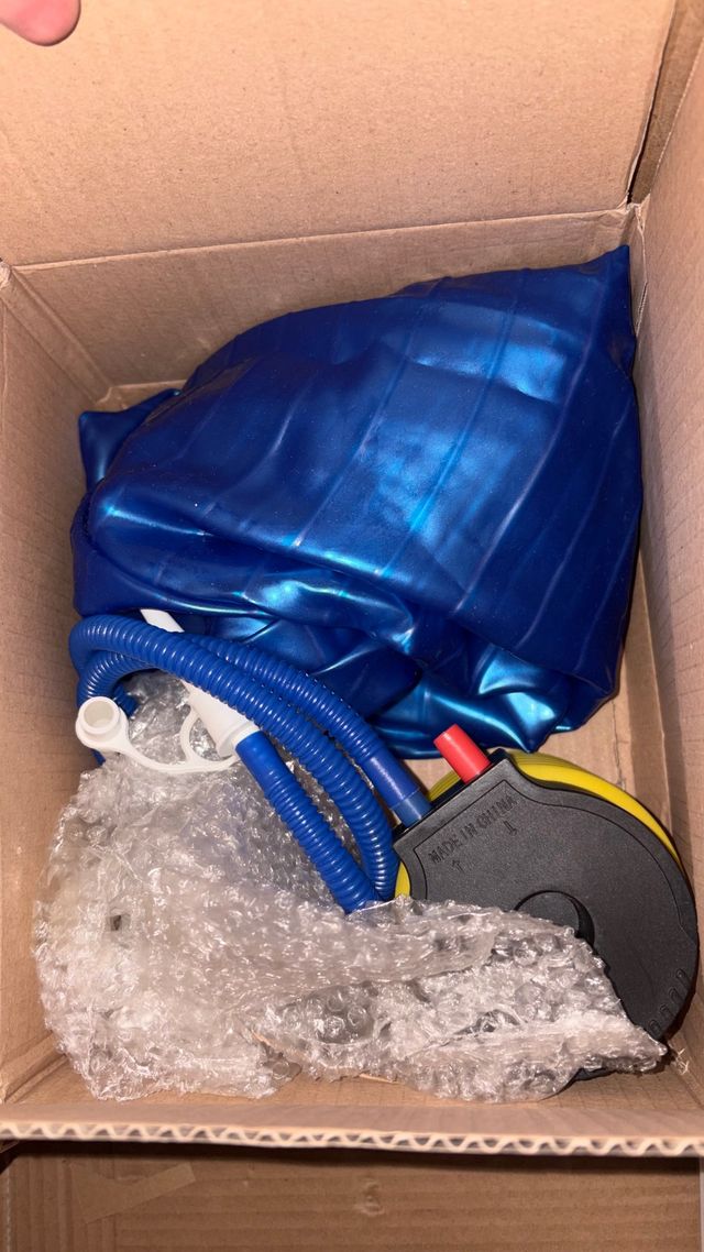 Balón de pilates azul con bomba