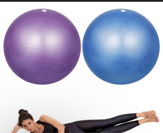Balón de pilates azul con bomba