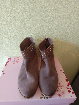 Botines grises con tachuelas