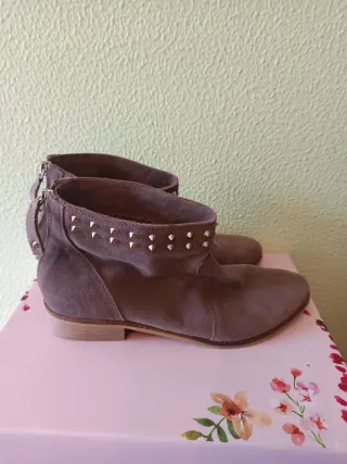 Botines grises con tachuelas