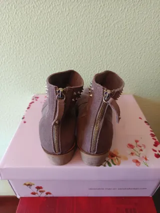 Botines grises con tachuelas