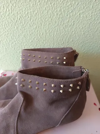 Botines grises con tachuelas