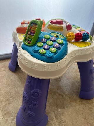 Mesa de actividades parlanchina para bebés