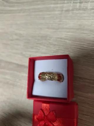 Anillo dorado con diseño floral