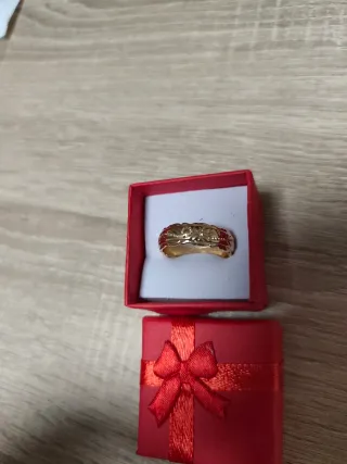 Anillo dorado con diseño floral