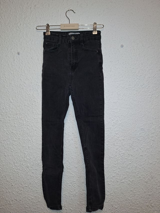 Pantalón pitillo Pull&Bear negro talla 34