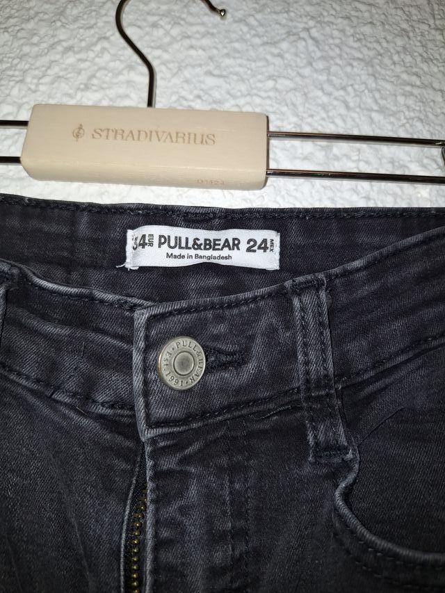Pantalón pitillo Pull&Bear negro talla 34