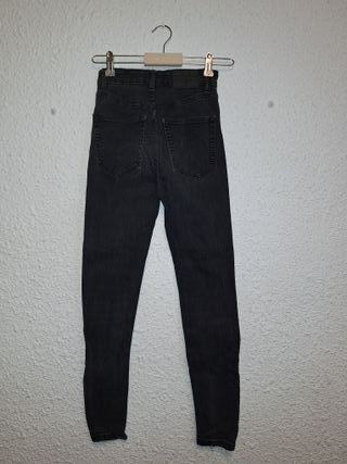 Pantalón pitillo Pull&Bear negro talla 34