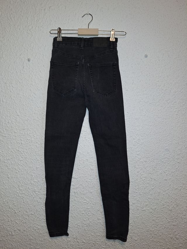 Pantalón pitillo Pull&Bear negro talla 34