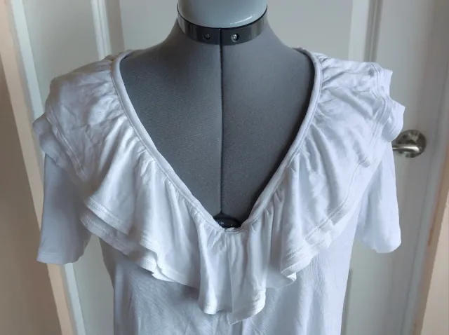 Camiseta blanca con volantes. Sin estrenar. M