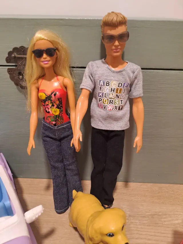 Lote Barbie: Auto, Bambole e Abbigliamento