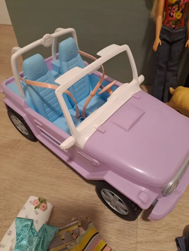 Lote Barbie: Auto, Bambole e Abbigliamento