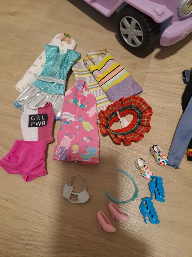 Lote Barbie: Auto, Bambole e Abbigliamento