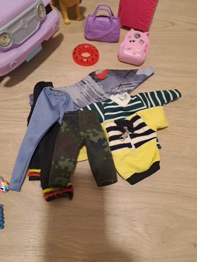 Lote Barbie: Auto, Bambole e Abbigliamento
