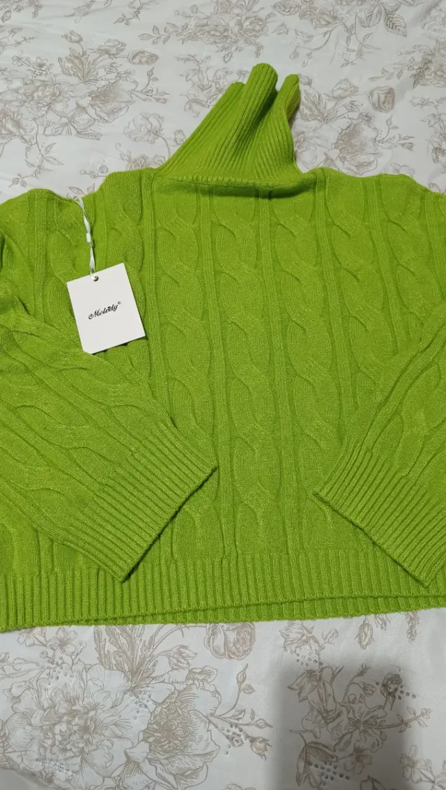 Dolcevita verde lavorazione a trecce