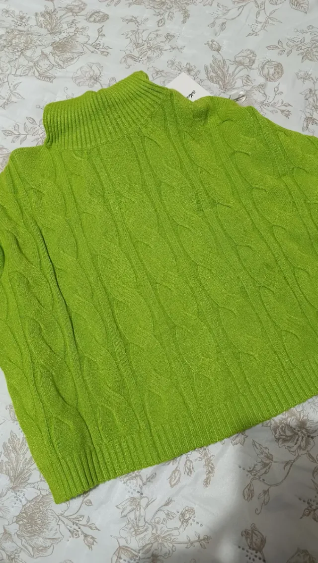 Dolcevita verde lavorazione a trecce