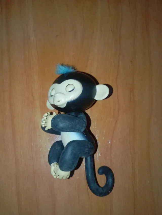 Mono para dedo con movimientos y sonidos,