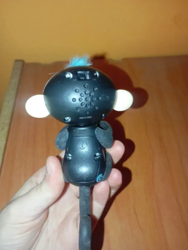 Mono para dedo con movimientos y sonidos,