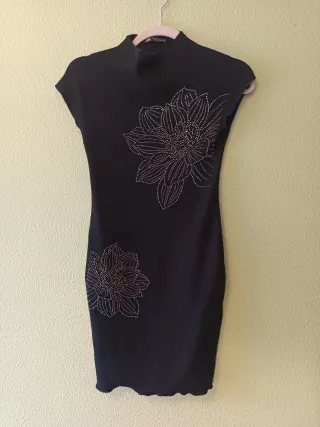Vestido fiesta Zara negro con pedrería