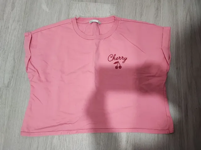 Camiseta rosa con cerezas