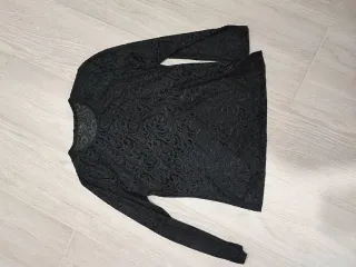 Camiseta negra de manga larga con estampado