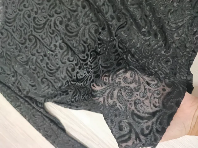 Camiseta negra de manga larga con estampado