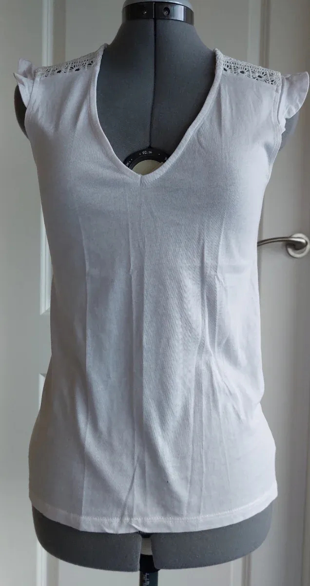 Camiseta sin mangas blanca con encaje