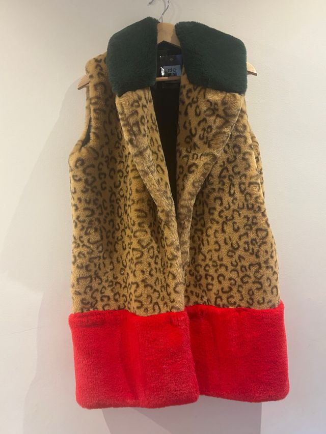 Chaleco leopardo con cuello verde y rojo