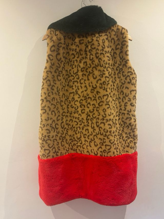 Chaleco leopardo con cuello verde y rojo
