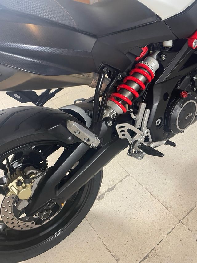 Moto Aprilia Shiver 900 Blanco y grafito