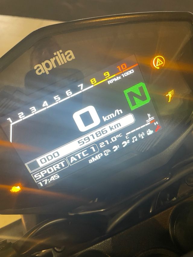 Moto Aprilia Shiver 900 Blanco y grafito