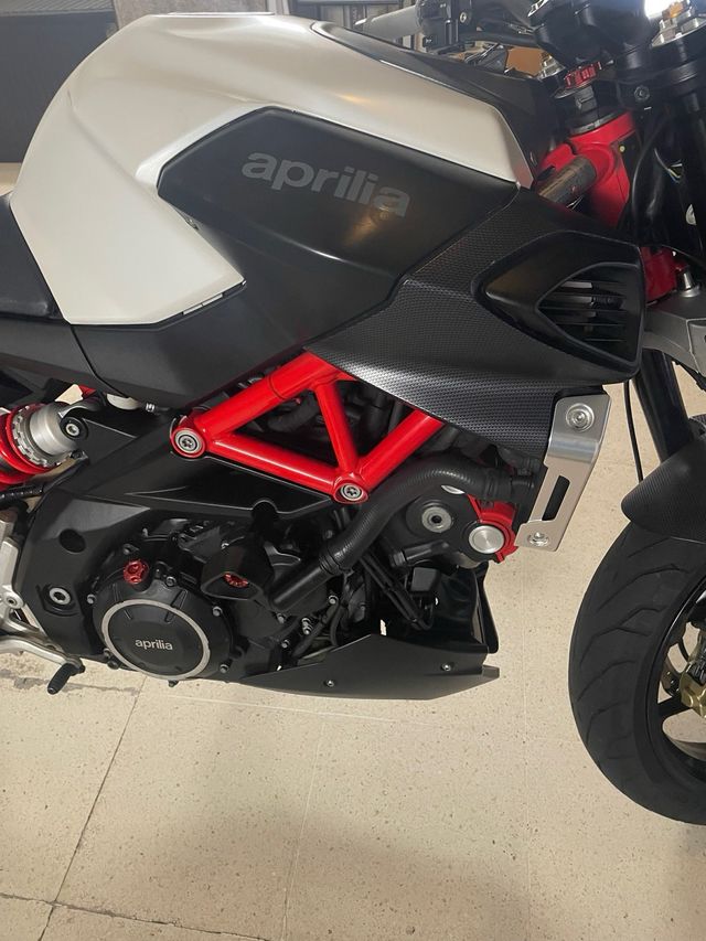 Moto Aprilia Shiver 900 Blanco y grafito