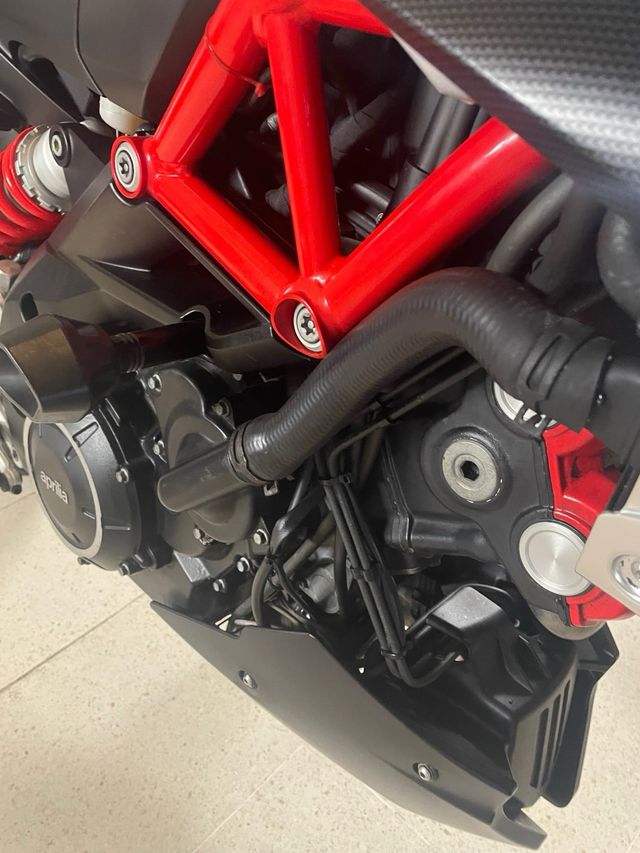 Moto Aprilia Shiver 900 Blanco y grafito