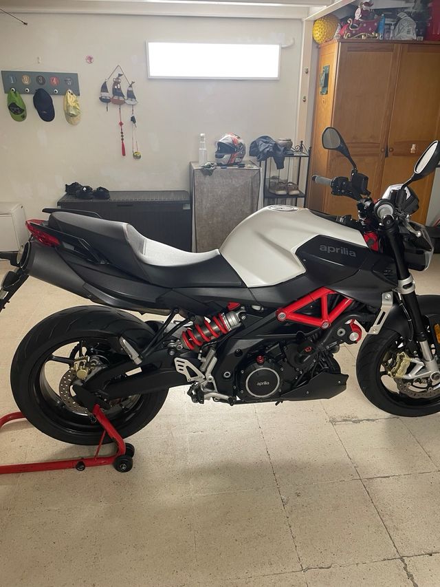 Moto Aprilia Shiver 900 Blanco y grafito