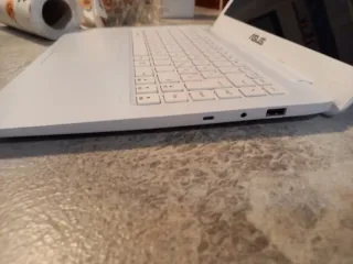 Notebook Asus bianco funzionante + mouse