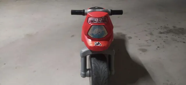 Moto infantil roja para niñ@s grandes.