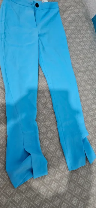 Pantalón de mujer azul con abertura en bajo