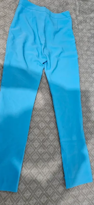 Pantalón de mujer azul con abertura en bajo