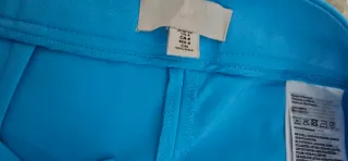 Pantalón de mujer azul con abertura en bajo