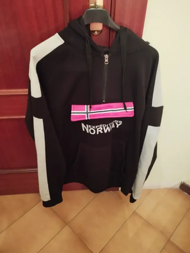 Sudadera Expediciones Norway Negra y Rosa