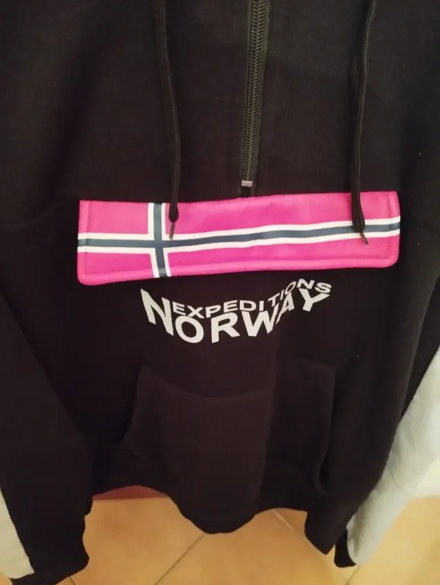 Sudadera Expediciones Norway Negra y Rosa