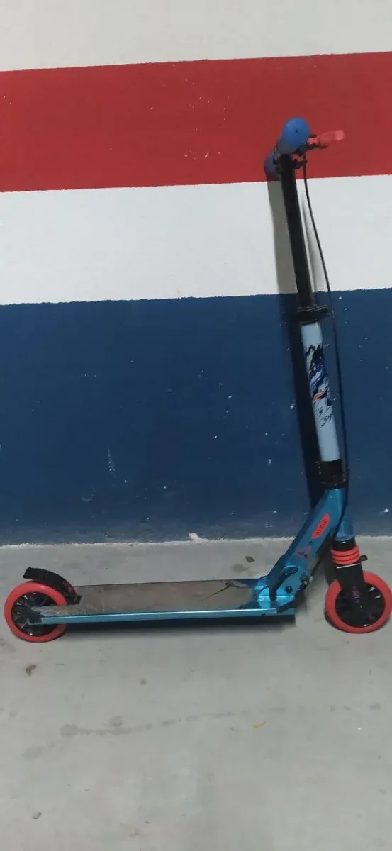 Patinete Decathlon azul y rojo