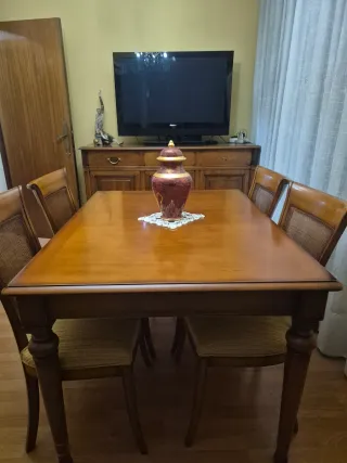 Comedor de madera con sillas