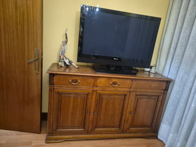 Comedor de madera con sillas