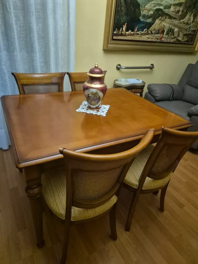 Comedor de madera con sillas