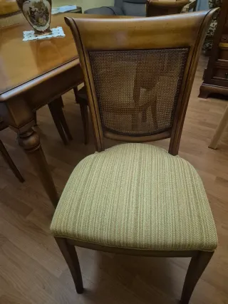 Comedor de madera con sillas
