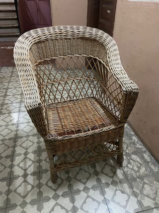 Sillón de mimbre beige y marrón
