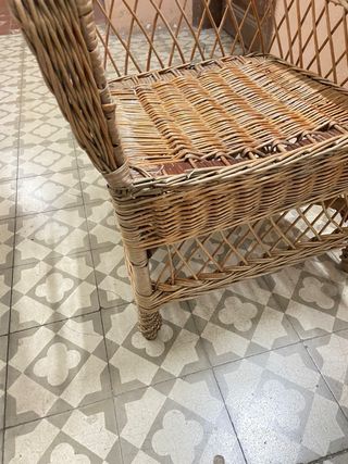 Sillón de mimbre beige y marrón