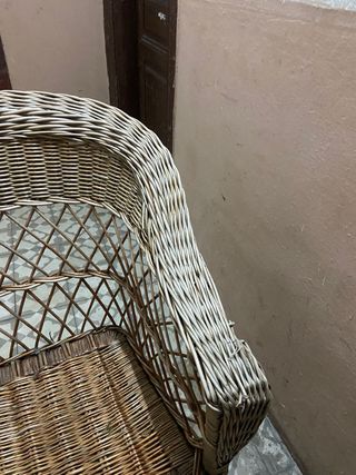 Sillón de mimbre beige y marrón