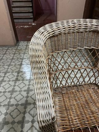 Sillón de mimbre beige y marrón